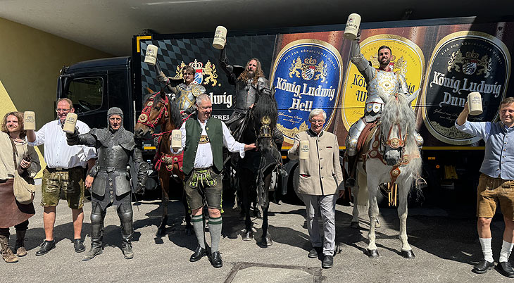 Hoher Besuch an der Brauerei: die Ritter besuchten Seine Königliche Hoheit Prinz Luitpold von Bayern (vorne, 32.v.l.) und Brauerei-Geschäftsführer Harald Stückle (vorne, 5.v.l.) in der König Ludwig Schlossbrauerei Kaltenberg in Fürstenfeldbruck (©Foto: Martin Schmitz) Hoher Besuch an der Brauerei: die Ritter besuchten Seine Königliche Hoheit Prinz Luitpold von Bayern (vorne, 32.v.l.) und Brauerei-Geschäftsführer Harald Stückle (vorne, 5.v.l.) in der König Ludwig Schlossbrauerei Kaltenberg in Fürstenfeldbruck (©Foto: Martin Schmitz) 